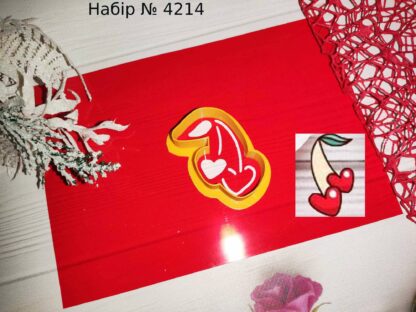 Набор вишни в форме сердца